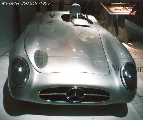 1955_Mercedes_300_SLR_front.jpg (43491 bytes)