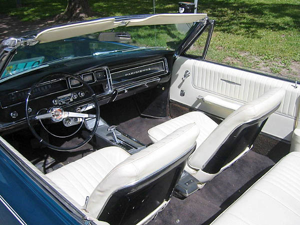 1966_Pontiac_Parisienne_Custom-Sport_convertible