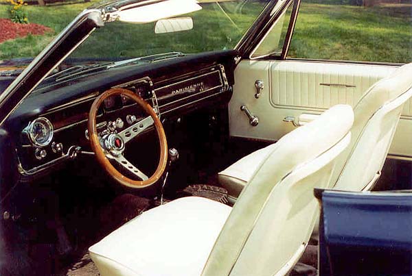 1966_Pontiac_Parisienne_convertible_interior
