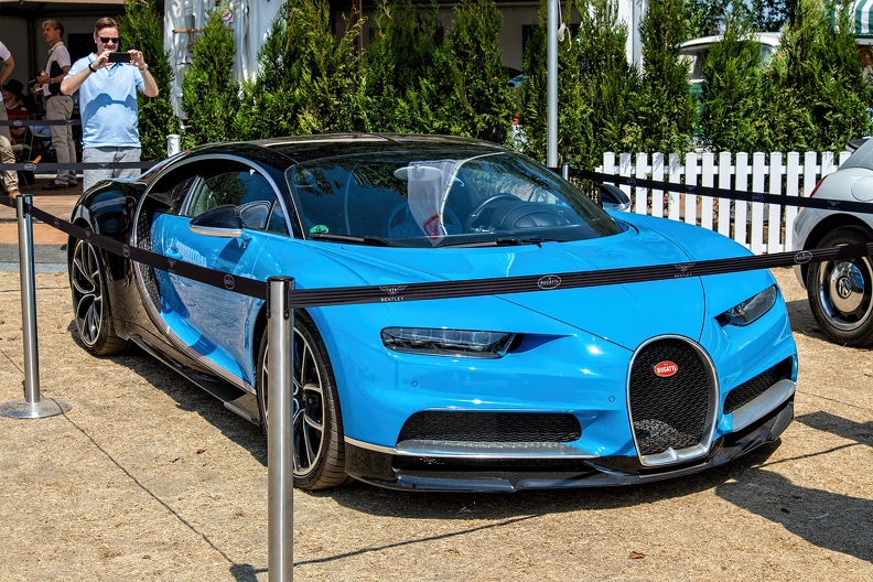 Bugatti Chiron 2017 fr3q.jpg