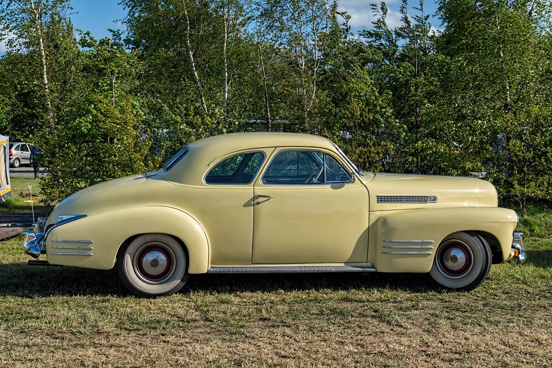 Cadillac 62 coupe 1941 side.jpg