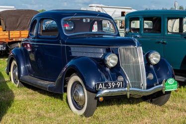 Ford V8 DeLuxe 5-window coupe 1936 fr3q