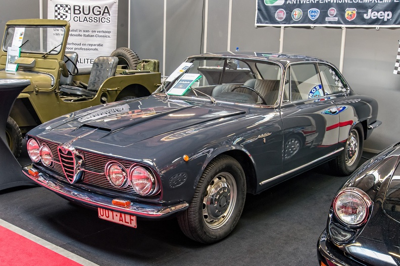 Alfa Romeo 2600 Sprint berlinetta by Bertone 1966 fl3q.jpg