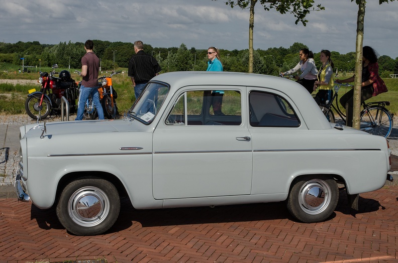 Ford Anglia 100E DeLuxe 1957 side.jpg