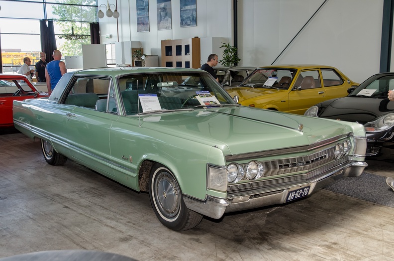 Imperial Crown hardtop coupe 1967 fr3q.jpg