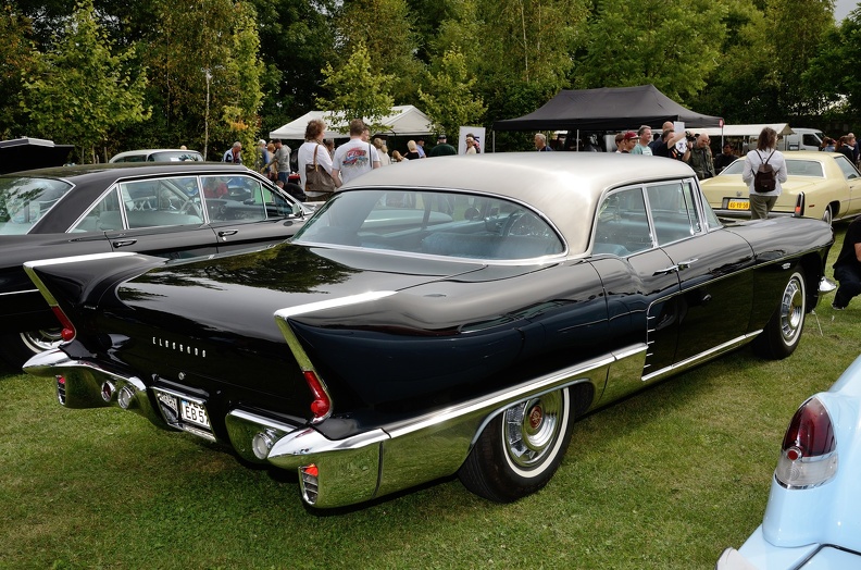 Cadillac Eldorado Brougham 1957 r3q.jpg
