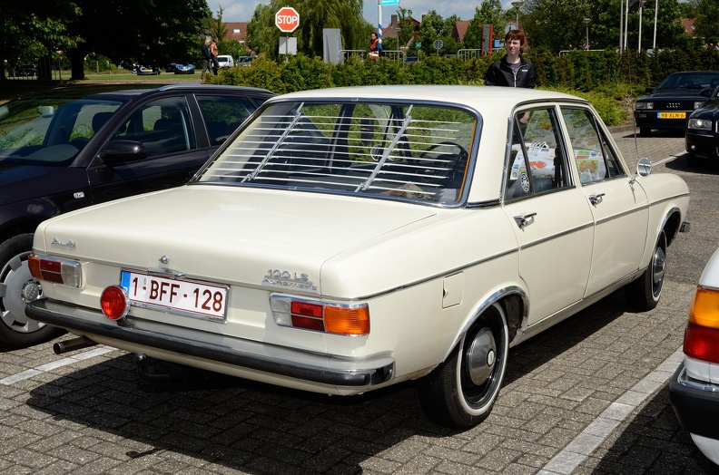 Audi 100 LS 4-door sedan 1971 r3q.jpg