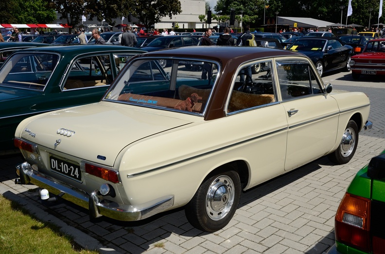 DKW F102 2-door sedan 1964 r3q.jpg