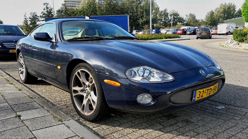Jaguar XK8 X100 coupe 2001 fr3q.jpg