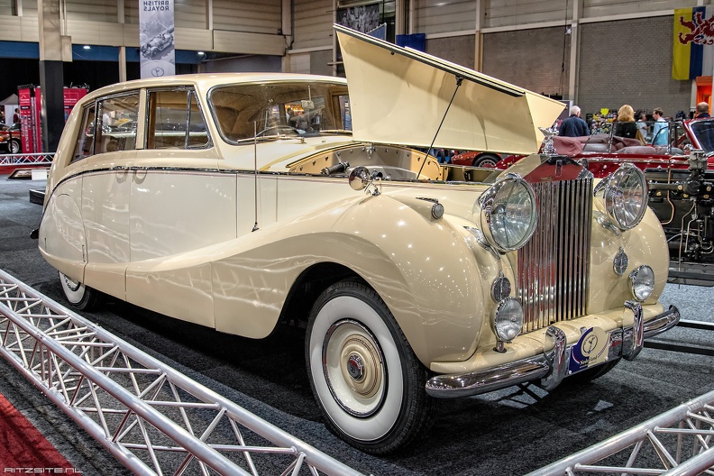 Rolls Royce Silver Wraith limousine by Hooper 1954 fr3q.jpg