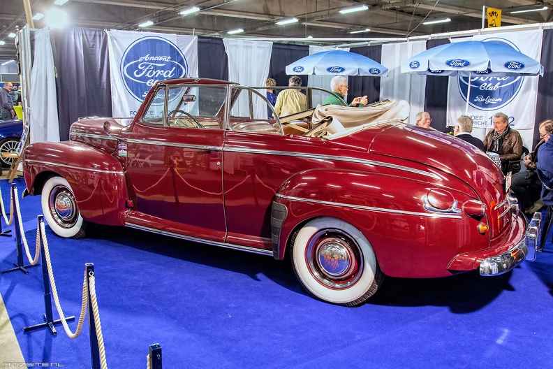 Ford V8 Super DeLuxe convertible coupe 1947 r3q.jpg