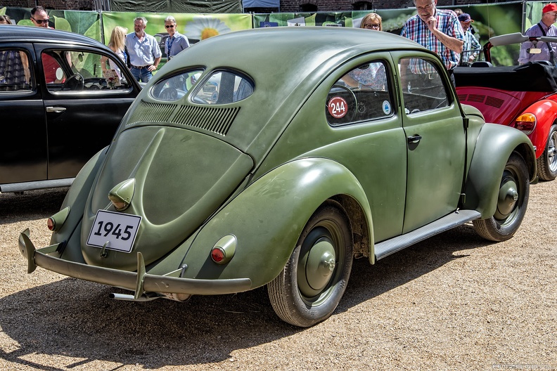 Volkswagen T11 1100 CCG Beetle 1945 r3q.jpg
