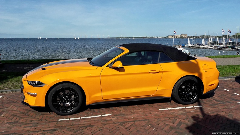 Ford Mustang S6 Ecoboost convertible coupe 2019 side.jpg