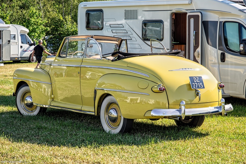 Ford V8 Super DeLuxe convertible coupe 1948 r3q.jpg