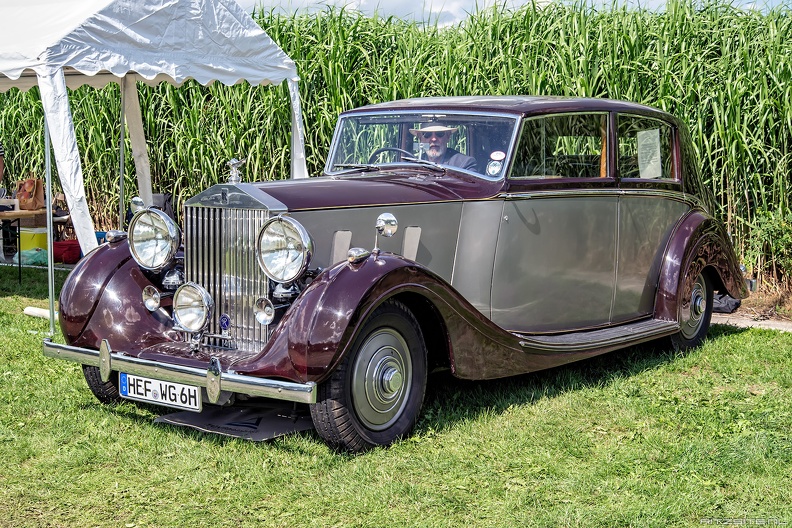 Rolls Royce Wraith 4-light saloon by Mulliner 1939 fl3q.jpg